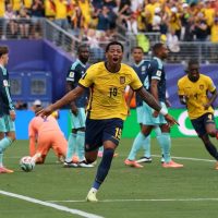 Gonzalo Plata celebra el gol contra Alemanya que classifica a l’Equador pels setzens de final del Mundial | © FIFA