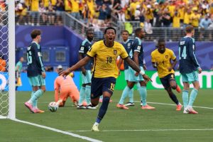 Gonzalo Plata celebra el gol contra Alemanya que classifica a l’Equador pels setzens de final del Mundial | © FIFA