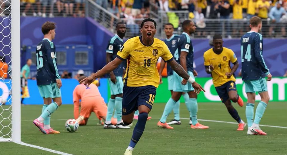 Gonzalo Plata celebra el gol contra Alemanya que classifica a l’Equador pels setzens de final del Mundial | © FIFA