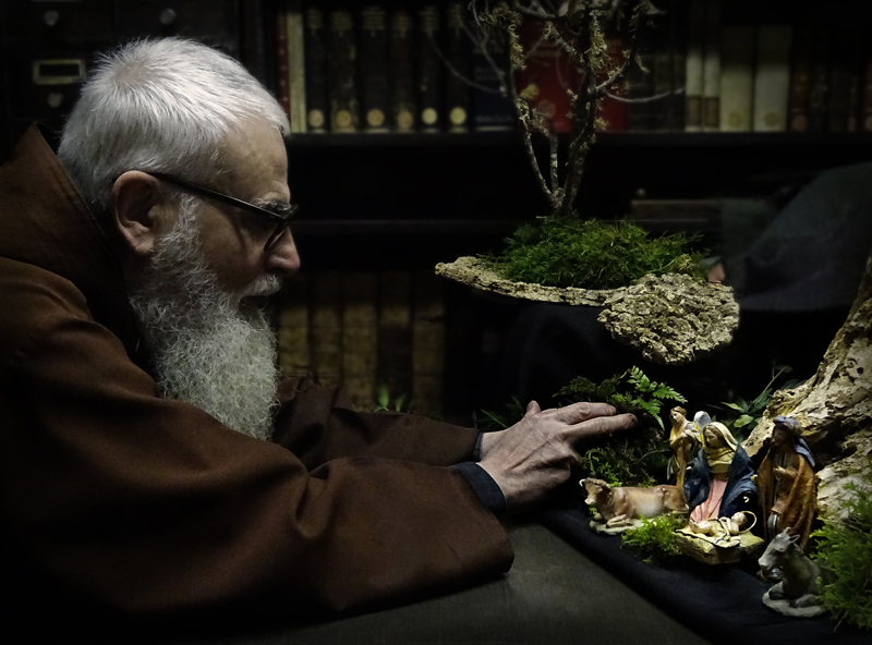 Fra Valentí Serra observant el pessebre
