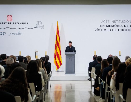 Ofer Laszewicki Rubin durant el seu discurs al Parlament de Catalunya