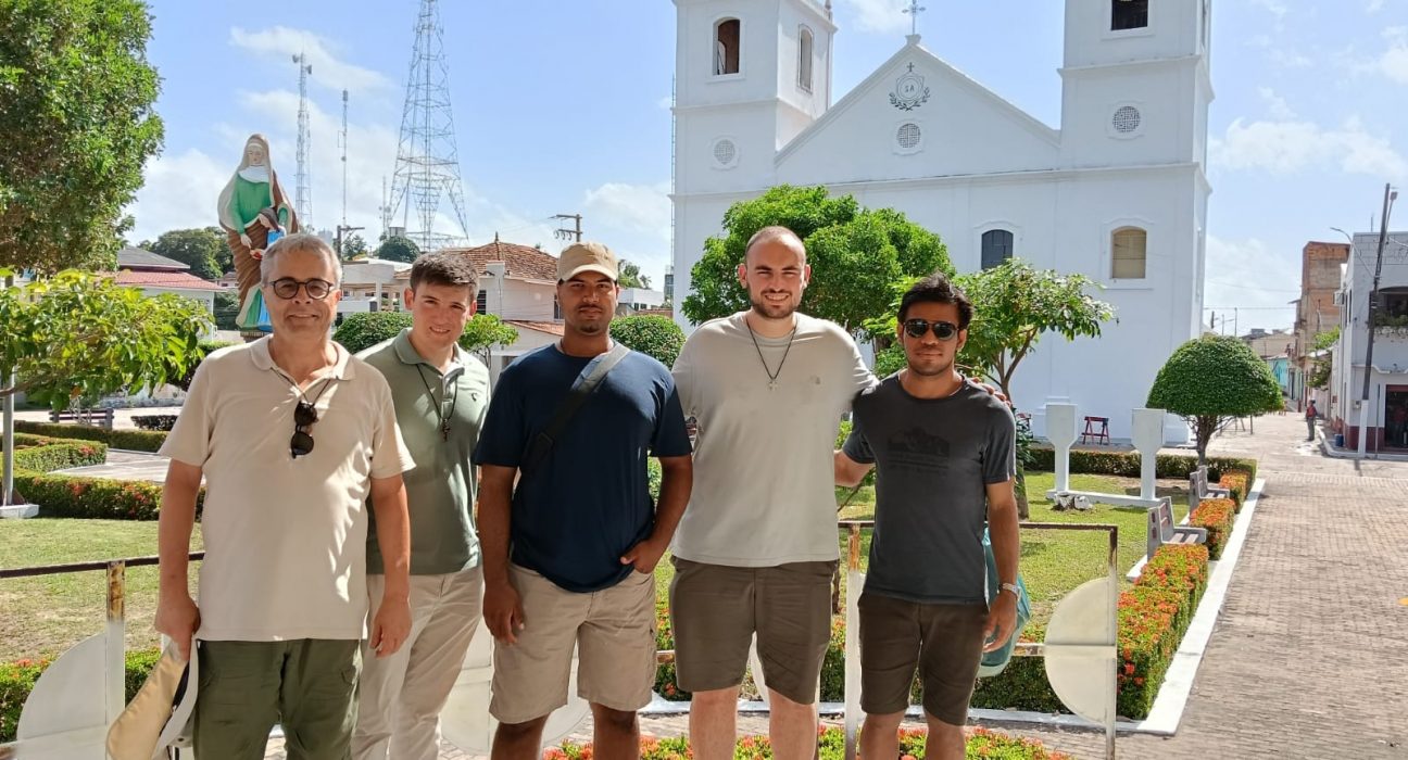 D'esquerra a dreta, Cinto Busquet, Martí Coll, Alan Reyes i Eloi Terricabras, davant la catedral d'Òbidos amb un company del lloc | © Fundació VEU