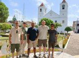 D'esquerra a dreta, Cinto Busquet, Martí Coll, Alan Reyes i Eloi Terricabras, davant la catedral d'Òbidos amb un company del lloc | © Fundació VEU