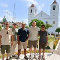 D'esquerra a dreta, Cinto Busquet, Martí Coll, Alan Reyes i Eloi Terricabras, davant la catedral d'Òbidos amb un company del lloc | © Fundació VEU