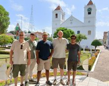 D'esquerra a dreta, Cinto Busquet, Martí Coll, Alan Reyes i Eloi Terricabras, davant la catedral d'Òbidos amb un company del lloc | © Fundació VEU