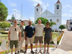 D'esquerra a dreta, Cinto Busquet, Martí Coll, Alan Reyes i Eloi Terricabras, davant la catedral d'Òbidos amb un company del lloc | © Fundació VEU