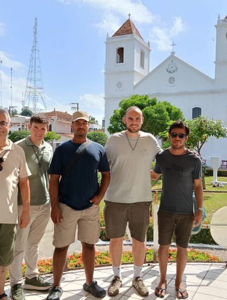 D'esquerra a dreta, Cinto Busquet, Martí Coll, Alan Reyes i Eloi Terricabras, davant la catedral d'Òbidos amb un company del lloc | © Fundació VEU