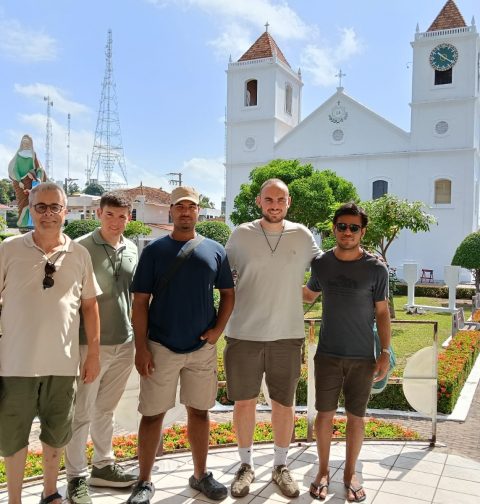 D'esquerra a dreta, Cinto Busquet, Martí Coll, Alan Reyes i Eloi Terricabras, davant la catedral d'Òbidos amb un company del lloc | © Fundació VEU