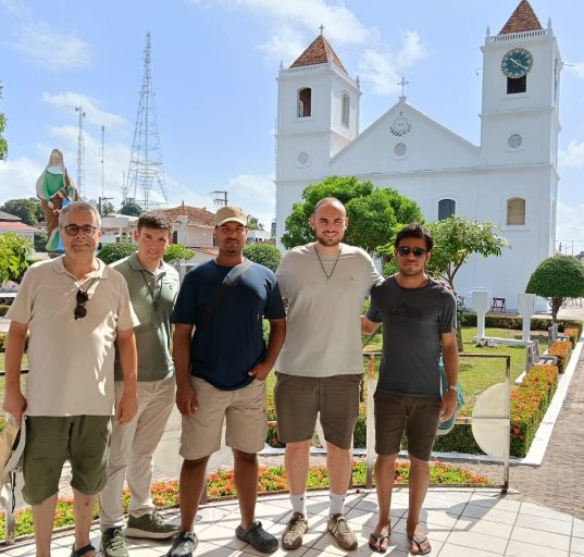 D'esquerra a dreta, Cinto Busquet, Martí Coll, Alan Reyes i Eloi Terricabras, davant la catedral d'Òbidos amb un company del lloc | © Fundació VEU