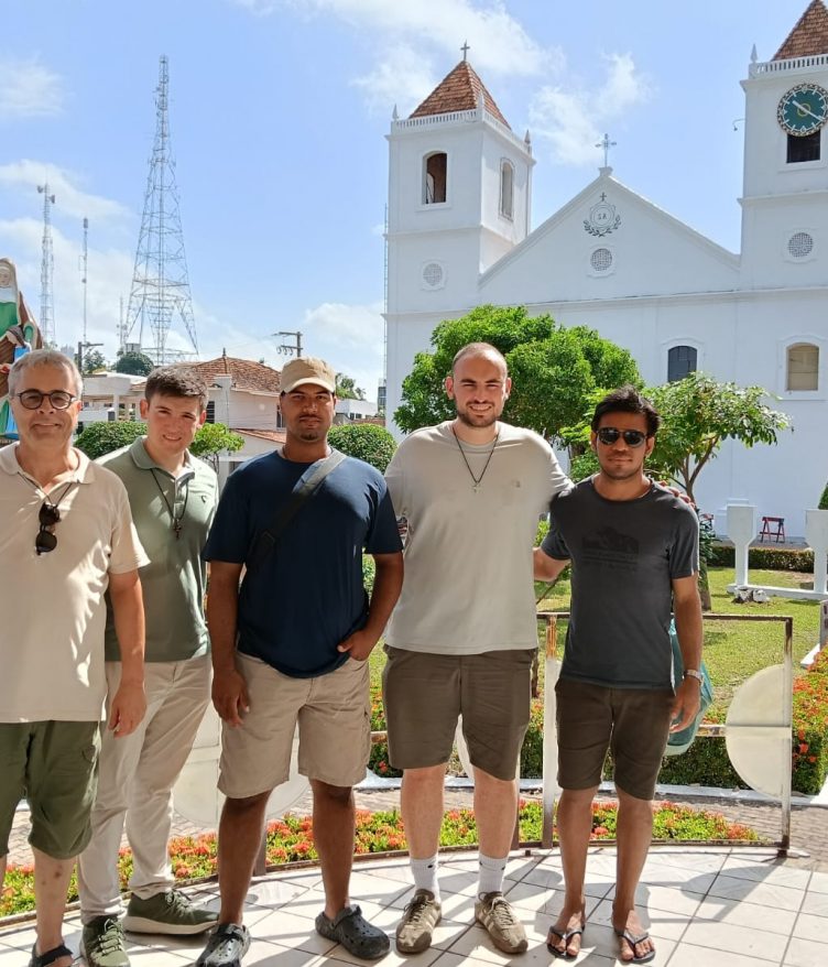 D'esquerra a dreta, Cinto Busquet, Martí Coll, Alan Reyes i Eloi Terricabras, davant la catedral d'Òbidos amb un company del lloc | © Fundació VEU