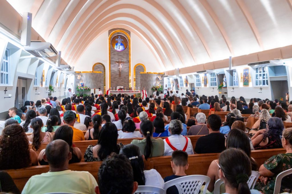 Confirmació de 83 adults a l'església parroquial de Terra Santa, a quatre hores de llanxa d'Òbidos | © Fundació VEU