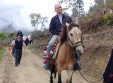 Robert Prevost, visitant una comunitat al Perú | © Diòcesi de Chiclayo