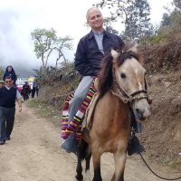 Robert Prevost, visitant una comunitat al Perú | © Diòcesi de Chiclayo