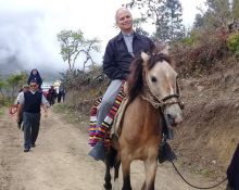 Robert Prevost, visitant una comunitat al Perú | © Diòcesi de Chiclayo