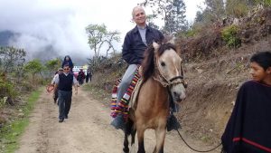 Robert Prevost, visitant una comunitat al Perú | © Diòcesi de Chiclayo