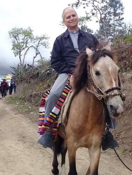 Robert Prevost, visitant una comunitat al Perú | © Diòcesi de Chiclayo
