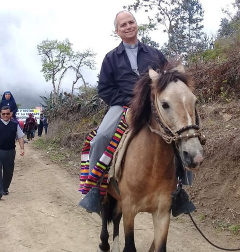 Robert Prevost, visitant una comunitat al Perú | © Diòcesi de Chiclayo