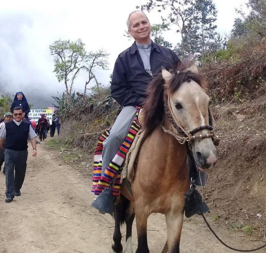 Robert Prevost, visitant una comunitat al Perú | © Diòcesi de Chiclayo