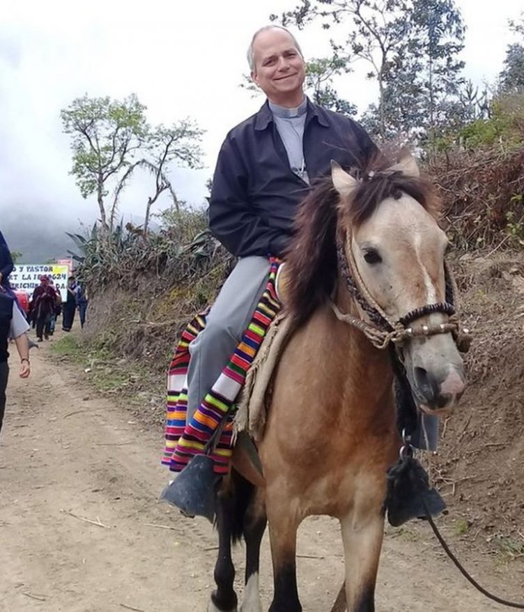Robert Prevost, visitant una comunitat al Perú | © Diòcesi de Chiclayo