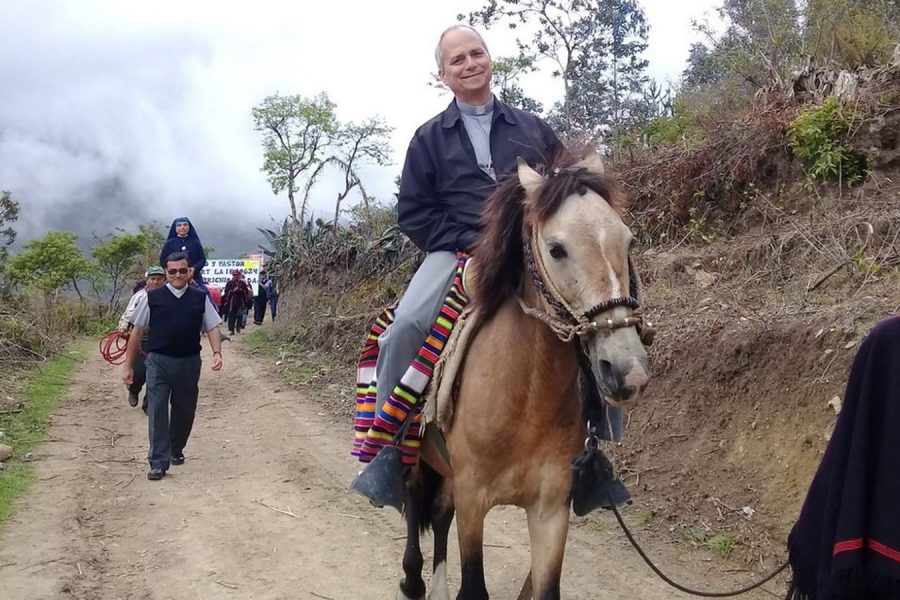 Robert Prevost, visitant una comunitat al Perú | © Diòcesi de Chiclayo
