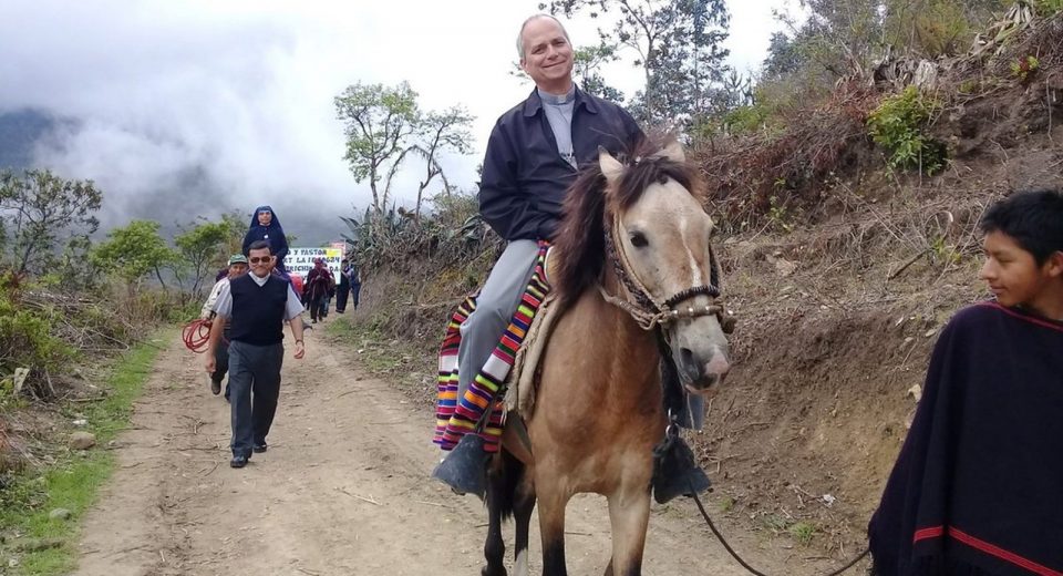 Robert Prevost, visitant una comunitat al Perú | © Diòcesi de Chiclayo