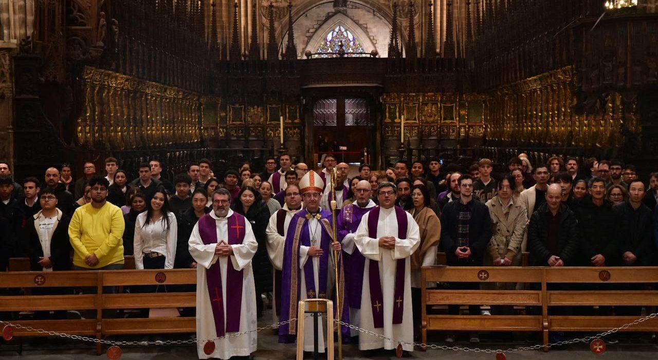 El bisbe David Abadías amb un grup de catecúmens a la catedral de Barcelona | © Arquebisbat de Barcelona