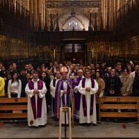 El bisbe David Abadías amb un grup de catecúmens a la catedral de Barcelona | © Arquebisbat de Barcelona