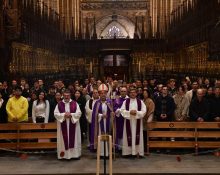 El bisbe David Abadías amb un grup de catecúmens a la catedral de Barcelona | © Arquebisbat de Barcelona