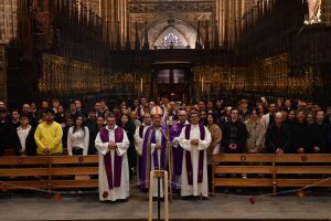 El bisbe David Abadías amb un grup de catecúmens a la catedral de Barcelona | © Arquebisbat de Barcelona
