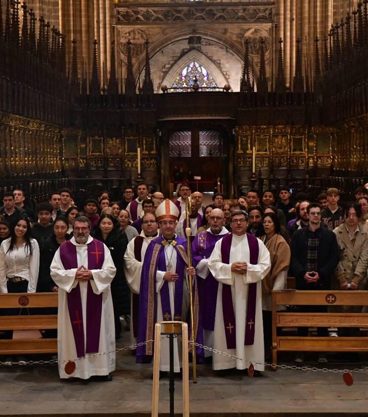 El bisbe David Abadías amb un grup de catecúmens a la catedral de Barcelona | © Arquebisbat de Barcelona