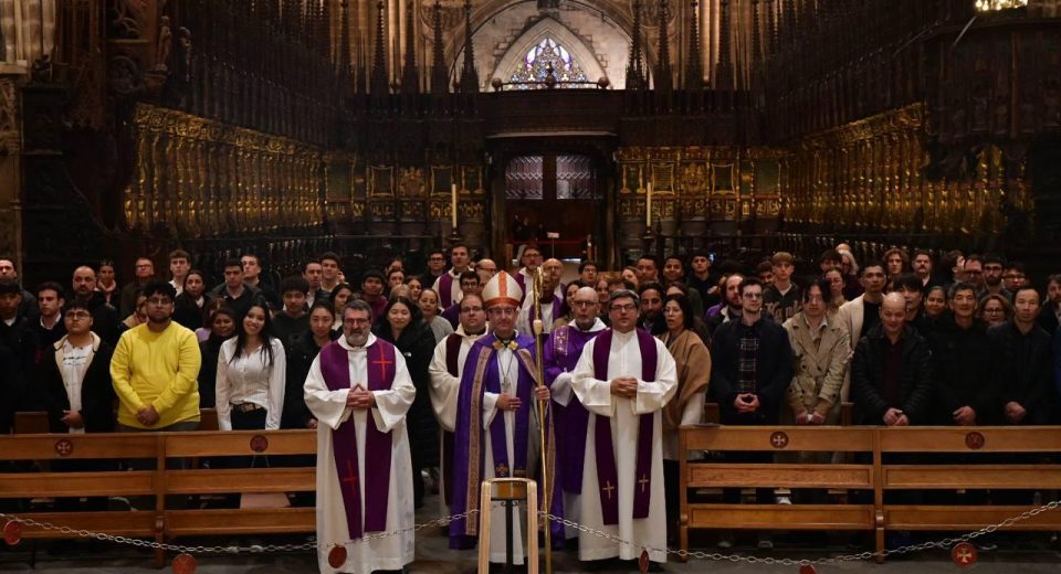 El bisbe David Abadías amb un grup de catecúmens a la catedral de Barcelona | © Arquebisbat de Barcelona