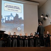 El cor Zóngora cantant els goigs a l'Auditori del Tívoli el dia de la seva presentació