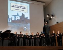 El cor Zóngora cantant els goigs a l'Auditori del Tívoli el dia de la seva presentació