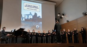 El cor Zóngora cantant els goigs a l'Auditori del Tívoli el dia de la seva presentació