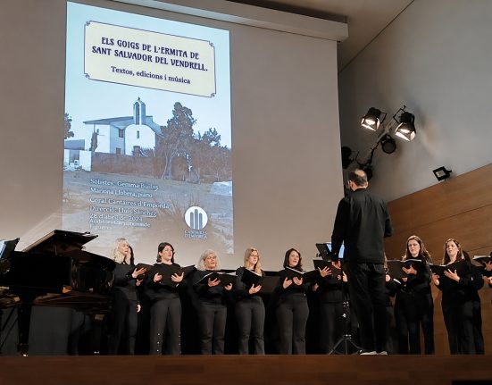 El cor Zóngora cantant els goigs a l'Auditori del Tívoli el dia de la seva presentació