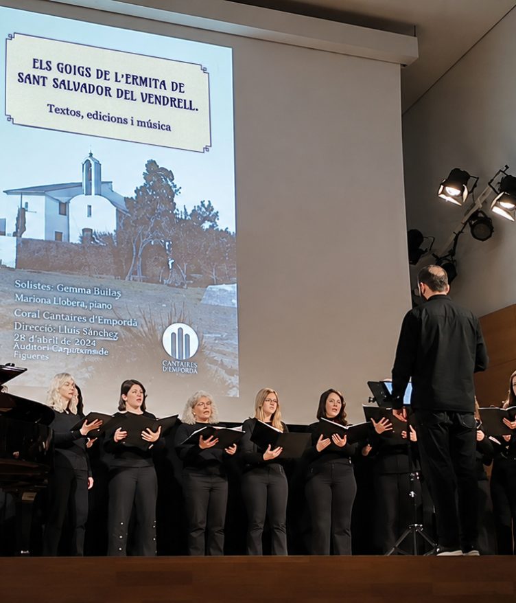 El cor Zóngora cantant els goigs a l'Auditori del Tívoli el dia de la seva presentació