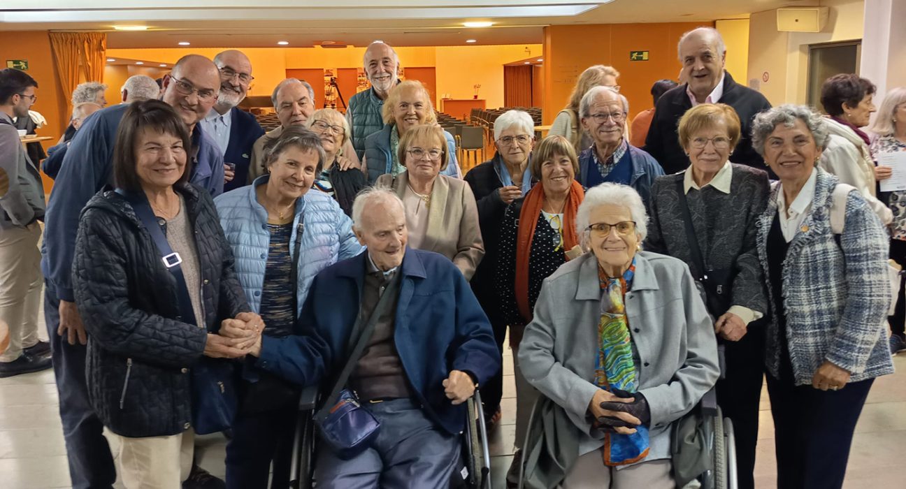 Lluís Bonet envoltat d'amics al mig de la 1a fila en el darrer acte que va assistir a l’església Unida a Terrassa | © Josep-Maria Font i Gillué