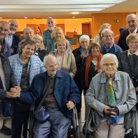 Lluís Bonet envoltat d'amics al mig de la 1a fila en el darrer acte que va assistir a l’església Unida a Terrassa | © Josep-Maria Font i Gillué