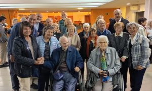 Lluís Bonet envoltat d'amics al mig de la 1a fila en el darrer acte que va assistir a l’església Unida a Terrassa | © Josep-Maria Font i Gillué