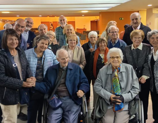 Lluís Bonet envoltat d'amics al mig de la 1a fila en el darrer acte que va assistir a l’església Unida a Terrassa | © Josep-Maria Font i Gillué