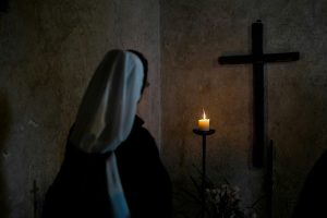 Una monja davant d’una creu | © Josh Applegate - Unsplash